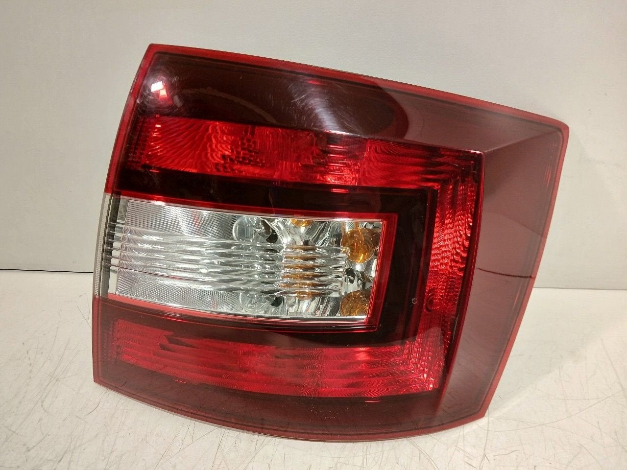 Achterlicht carrosserie rechts Skoda Rapid, Onderdelen@venauto.nl, Van der Ven Autorecycling B.V., Gebruikt, Ettenseweg 76, 4706 PB Roosendaal, The Netherlands