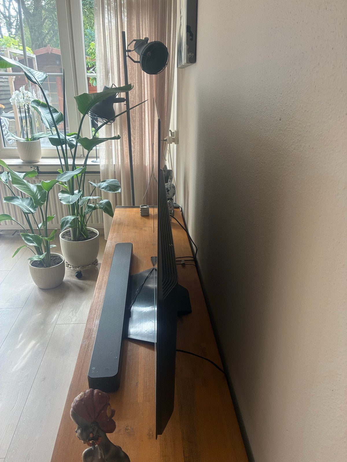 Foto 4 van LG OLED Smart TV met Soundbar en Subwoofer 65 inch. 3,5 jaar