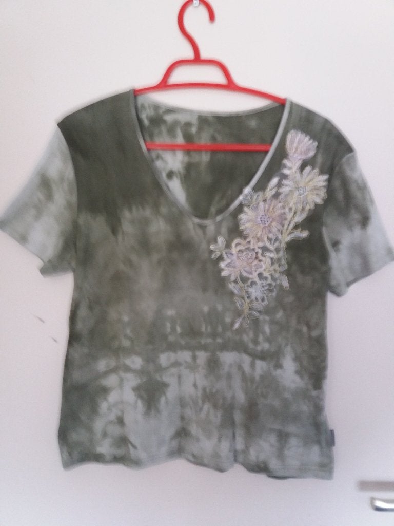 Een leger-groen gevlaaid T-Shirt met een kanten bloem erop., Maat 38/40 (M), Ophalen of Verzenden, Korte mouw, Gedragen