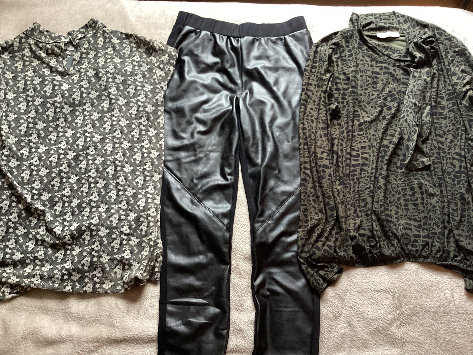 Leatherlook broek en 2 x blouse, Ophalen of Verzenden, Zo goed als nieuw, Maat 36 (S)