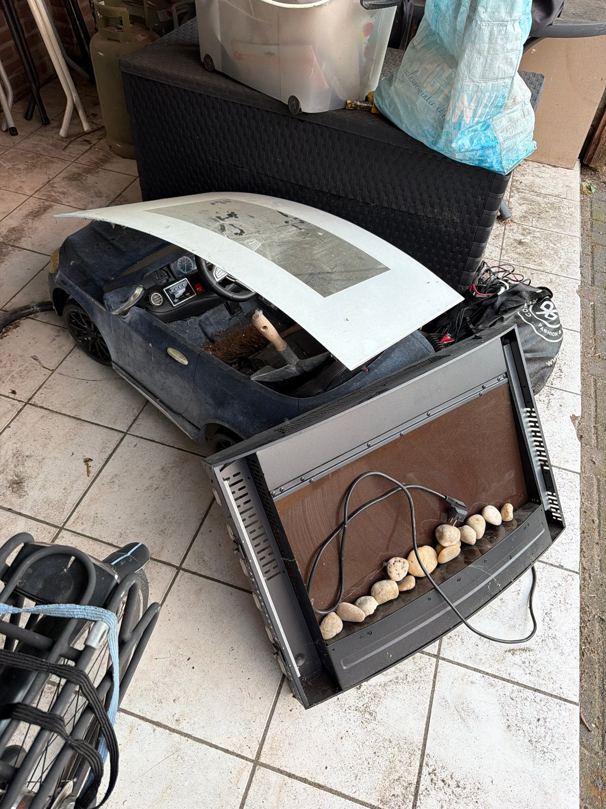 Gratis af te halen: Diverse items (speelgoedauto, tafel, haa, Ophalen, Gebruikt