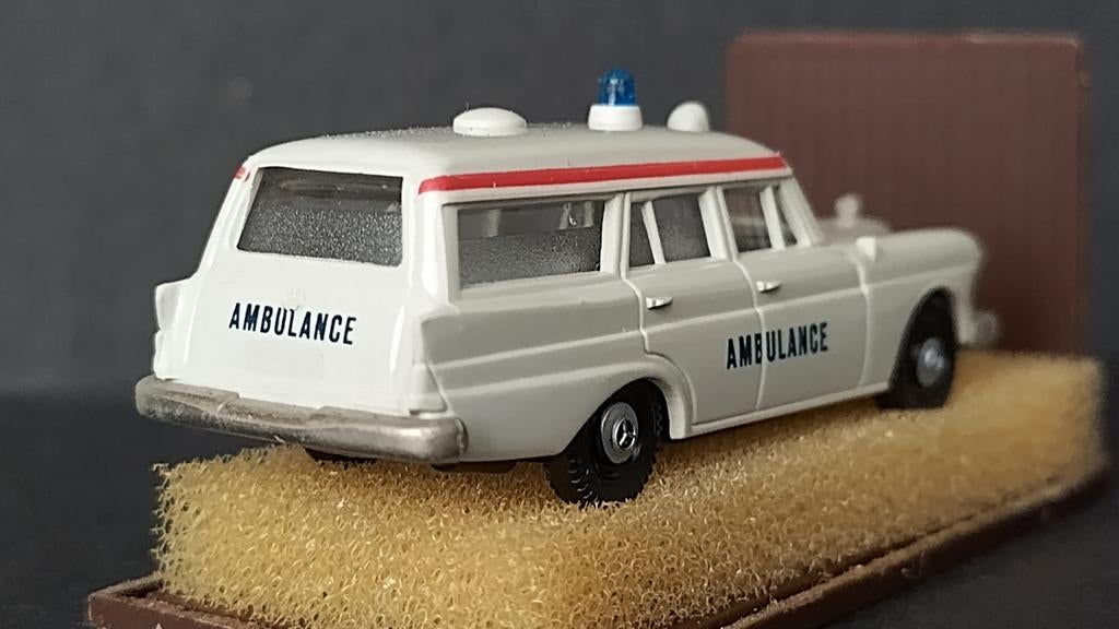 Mercedes Benz 190 Ambulance 1:87 Brekina Pol, Hobby en Vrije tijd, Modelauto's | 1:87, Auto, ., Nieuw, Ophalen of Verzenden