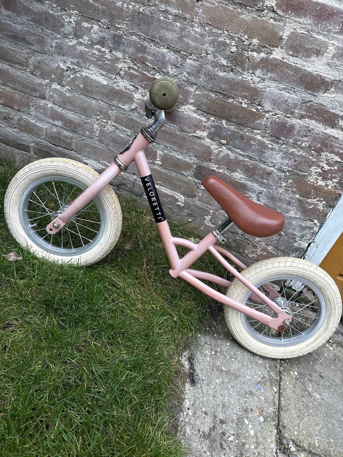 Veloretti loopfiets roze met bruin zadel, Ophalen, Gebruikt