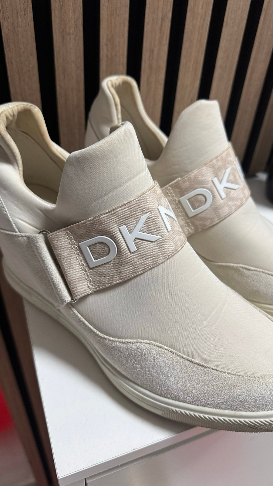 DKNY Sneakers - Zo goed als nieuw, Kleding | Dames, Ophalen of Verzenden, Zo goed als nieuw, Beige, Sneakers of Gympen