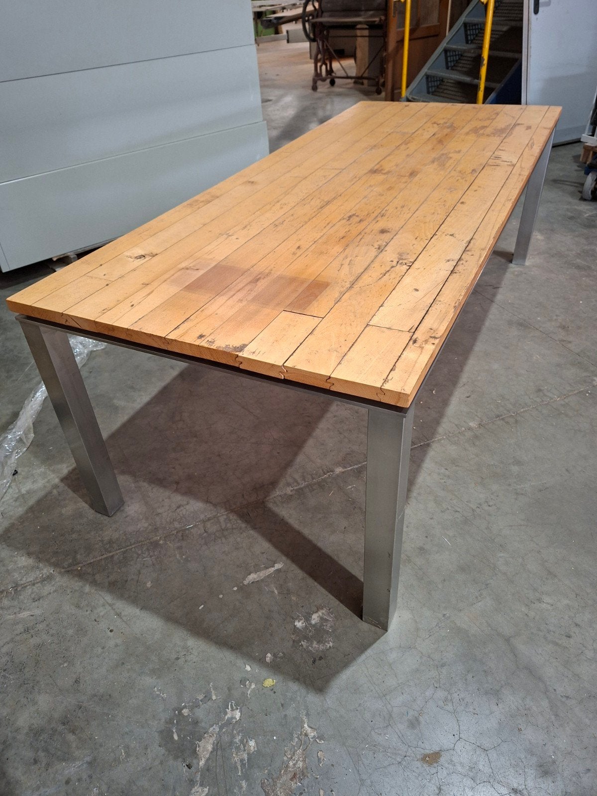 Robuuste eettafel met houten blad en metalen poten