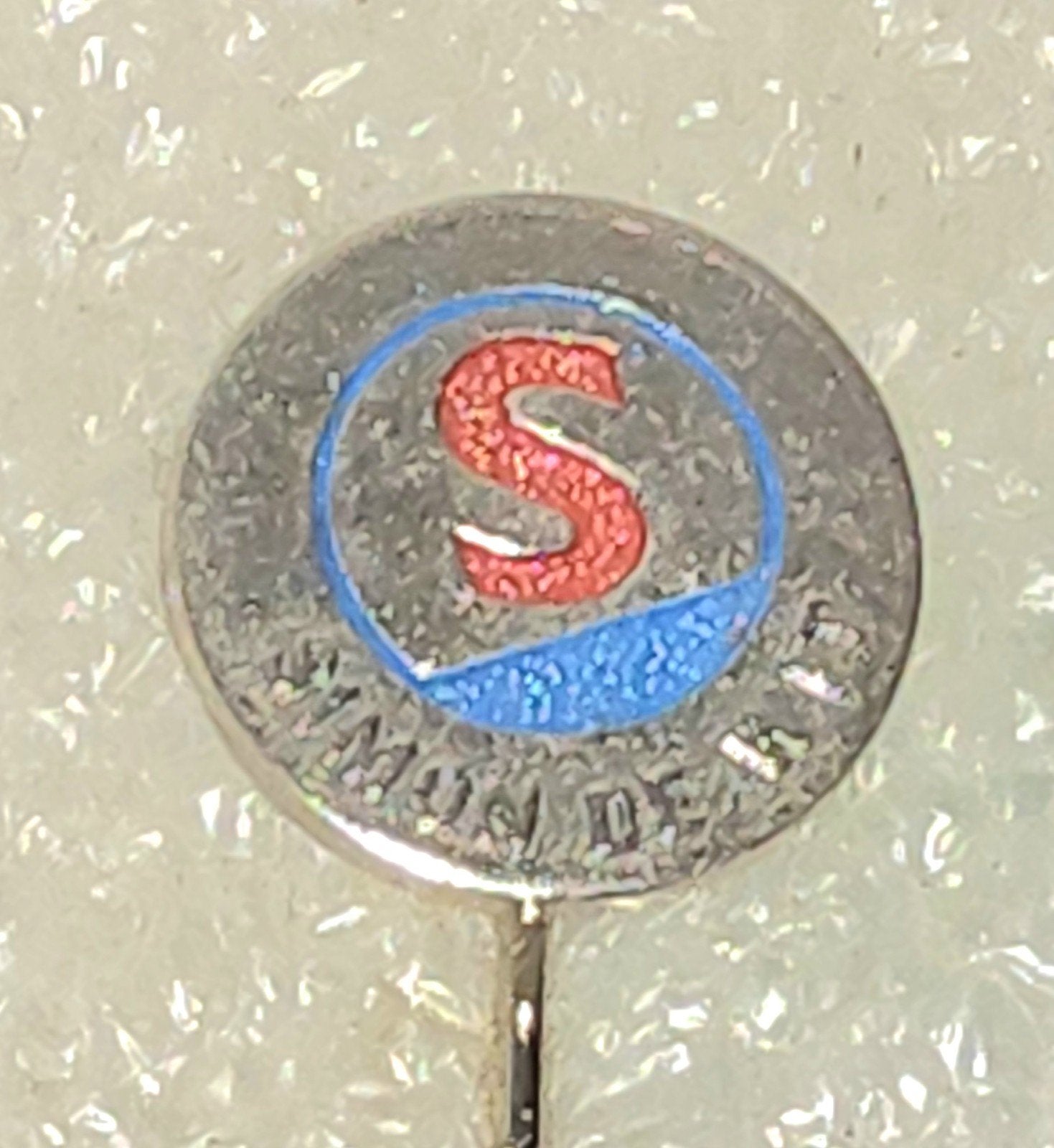 Vintage Speldje Simon de Wit - Verzamelobject, Verzamelen, Speldjes, Pins en Buttons, Ophalen of Verzenden, Gebruikt, Overige onderwerpen