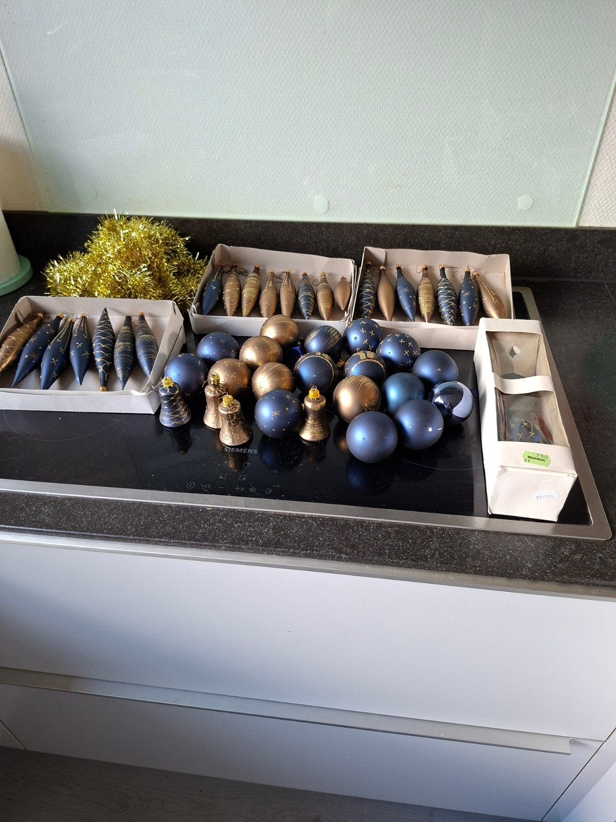 44 blauw en gouden kerstballen en piek, Diversen, Ophalen of Verzenden, Gebruikt