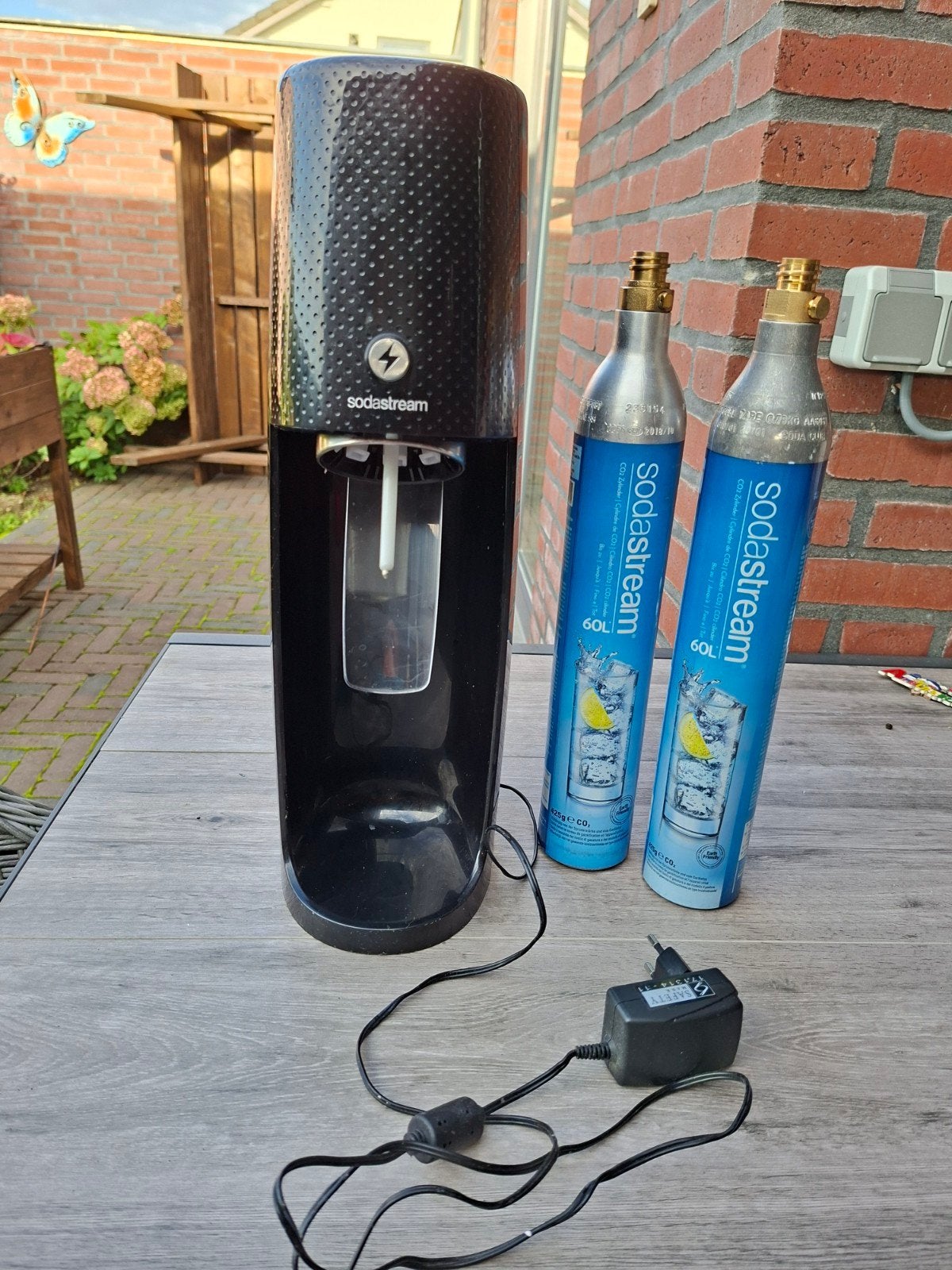 Sodastream E-Terra + adapter en 2  statiegeld cylinders, Ophalen of Verzenden, Gebruikt
