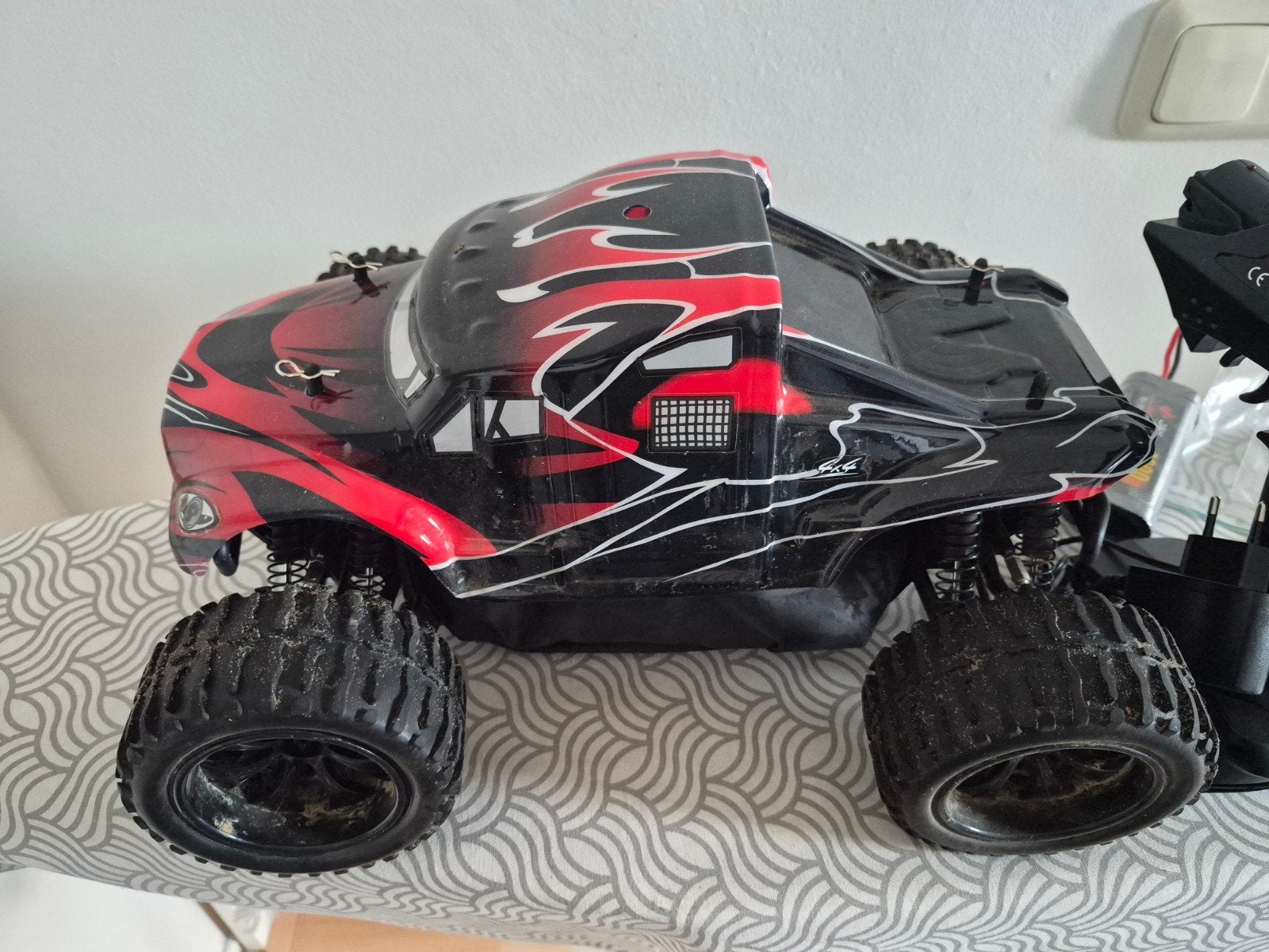 Himoto 1:10 RC Monster Truck met 2 accu's en onderdelen, Gebruikt, Auto offroad, Schaal 1:10, RTR (Ready to Run)