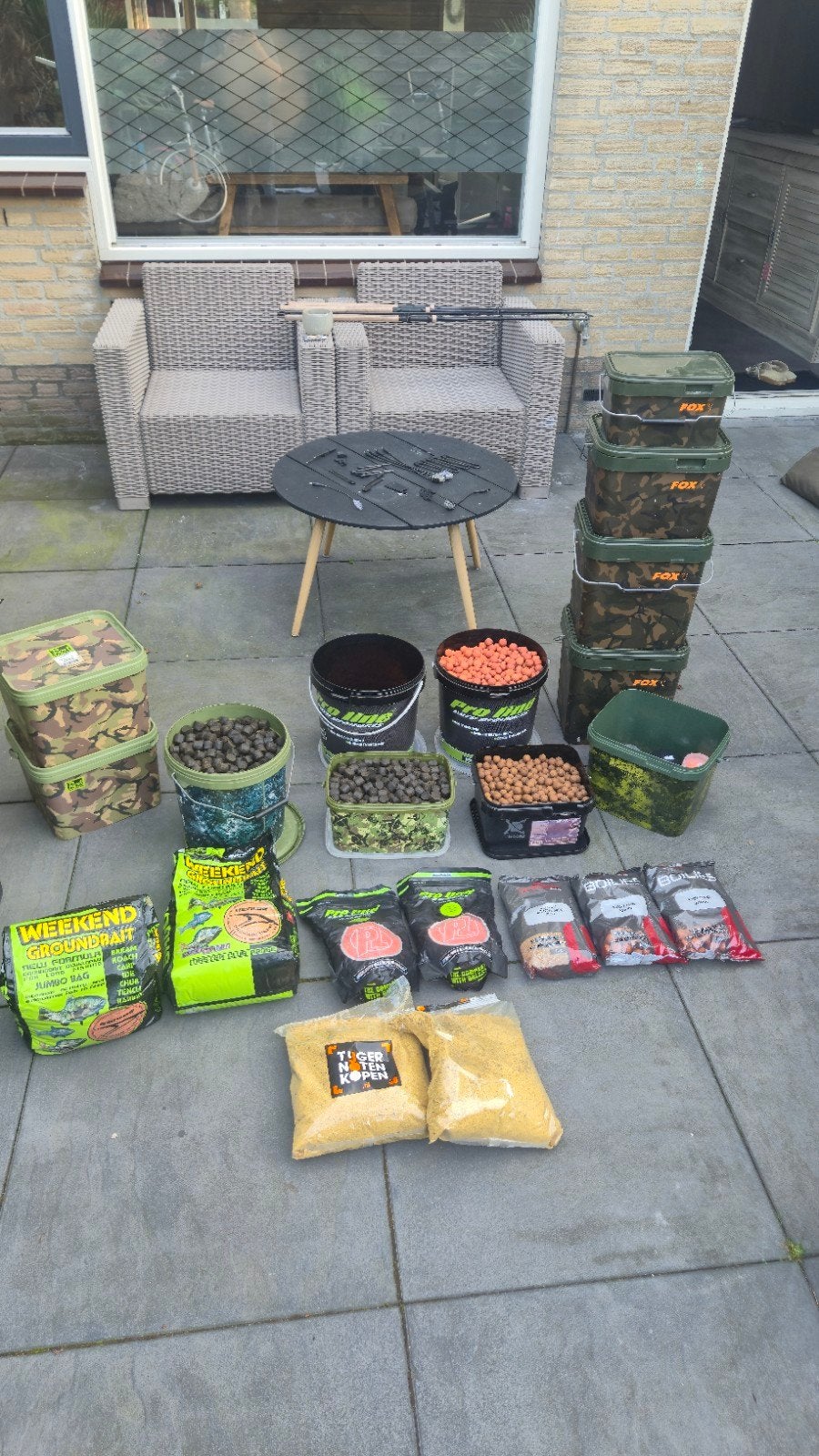 GROTE PARTIJ KARPERVOER + 8 VOEREMMERS – 42 KG!, Ophalen, Overige typen