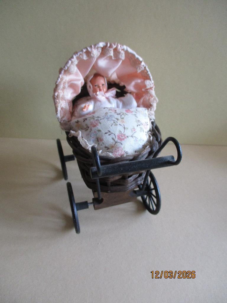 poppenhuis mooie wandelwagen met caco popje, Verzamelen, Poppenhuizen en Toebehoren, Ophalen of Verzenden, Zo goed als nieuw, Decoratie