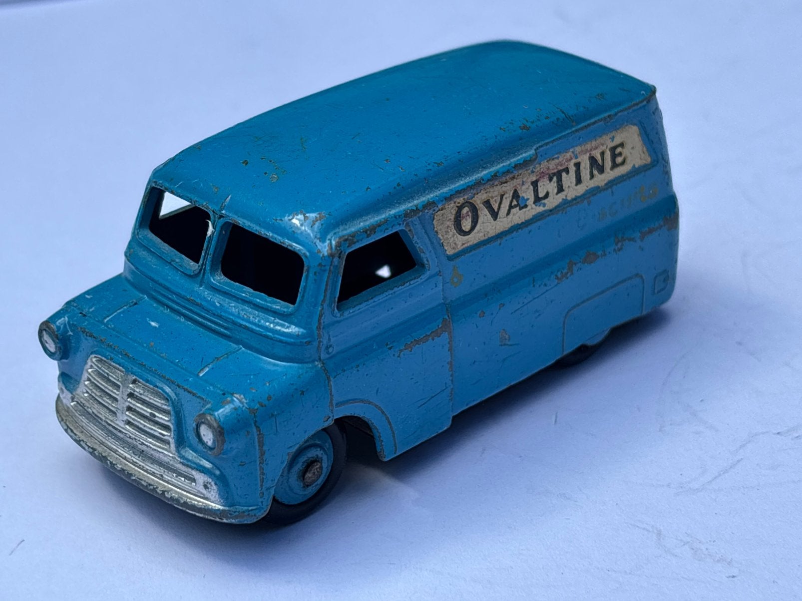 Dinky Toys 481 BEDFORD 10CWT VAN “OVALTINE” 1955-1960), Ophalen of Verzenden, Gebruikt, Auto, Dinky Toys