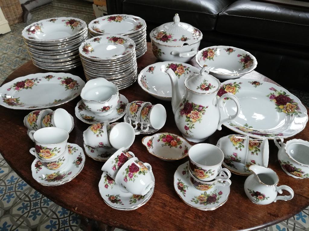14 pers Eet- en koffie servies met prachtig rozen decor, Ophalen, Zo goed als nieuw, Porselein, Overige stijlen