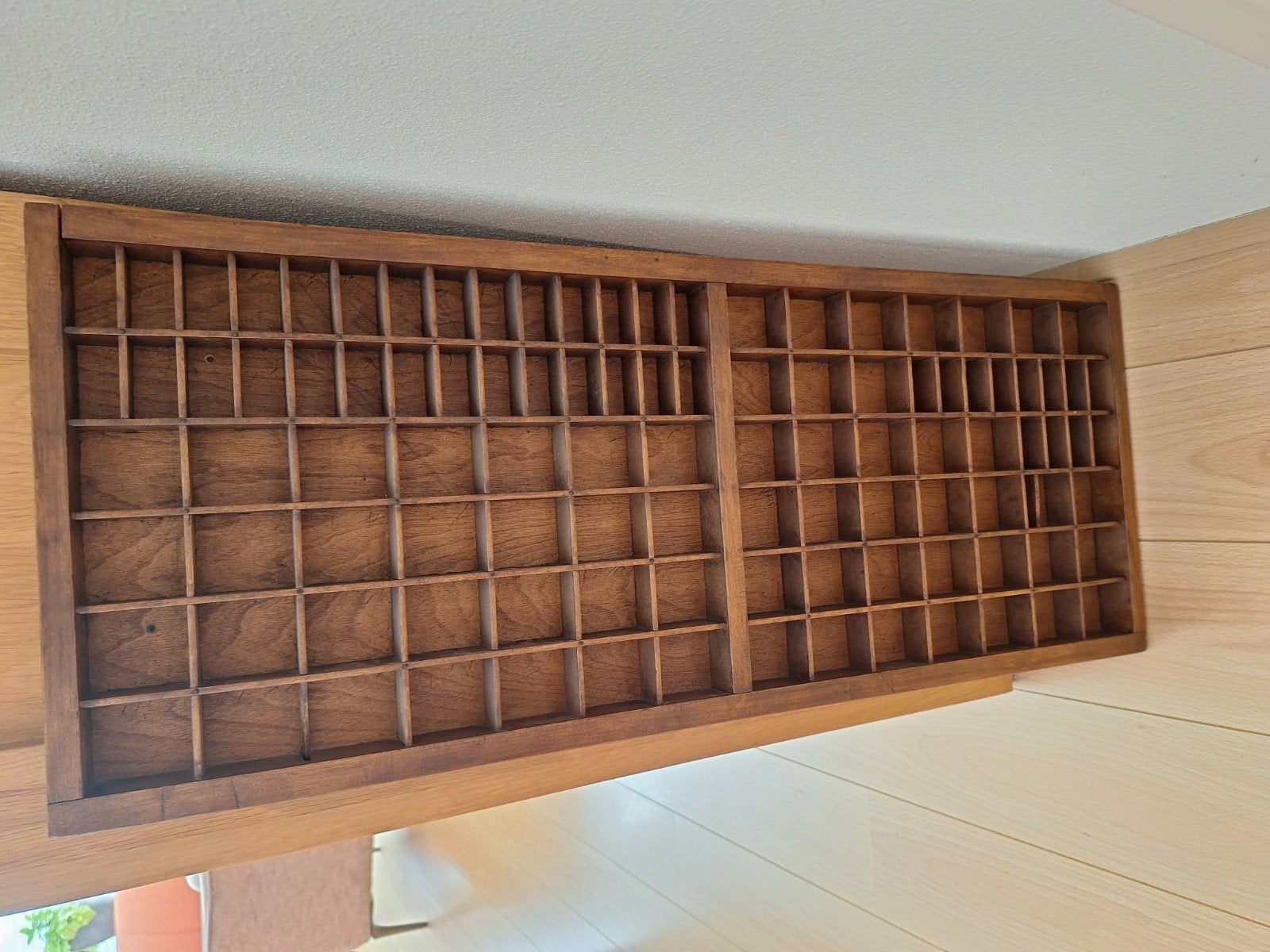 Authentieke letterbak van drukkerij, Ophalen