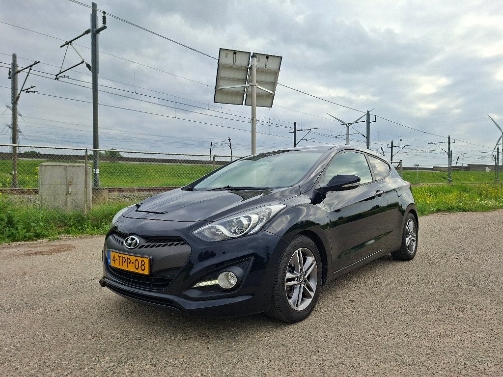 Hyundai i30 1.6 Cvvt 2014 Zwart Airco Trekhaak, Auto's, Hyundai, Bedrijf, i30, ABS, Achteruitrijcamera, Airbags, Airconditioning