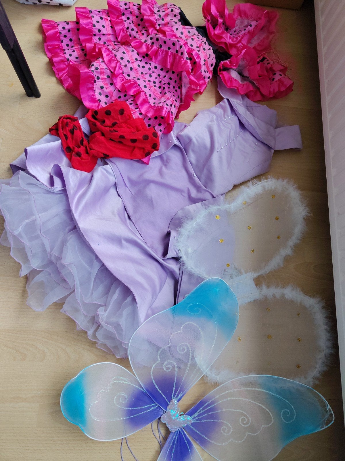 Verkleedkleren: Flamenco (116) & Lila jurk (128), vleugels, Kinderen en Baby's, Carnavalskleding en Verkleedspullen, Ophalen of Verzenden