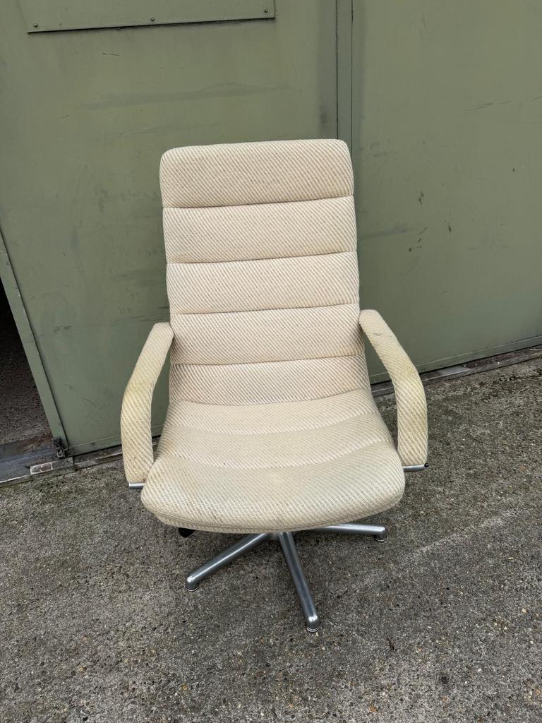 Artifort draai stoel, Ophalen, Zo goed als nieuw, Kunststof