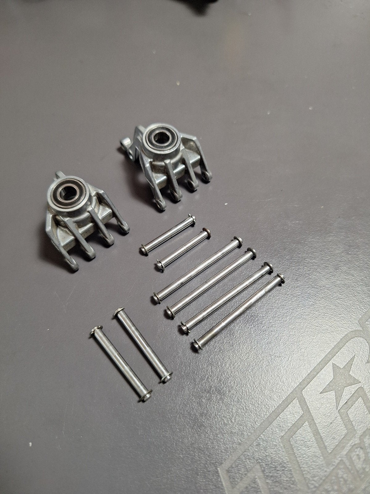 Tamiya TA03 Aluminium rear upright (53288), Ophalen of Verzenden, Onderdeel