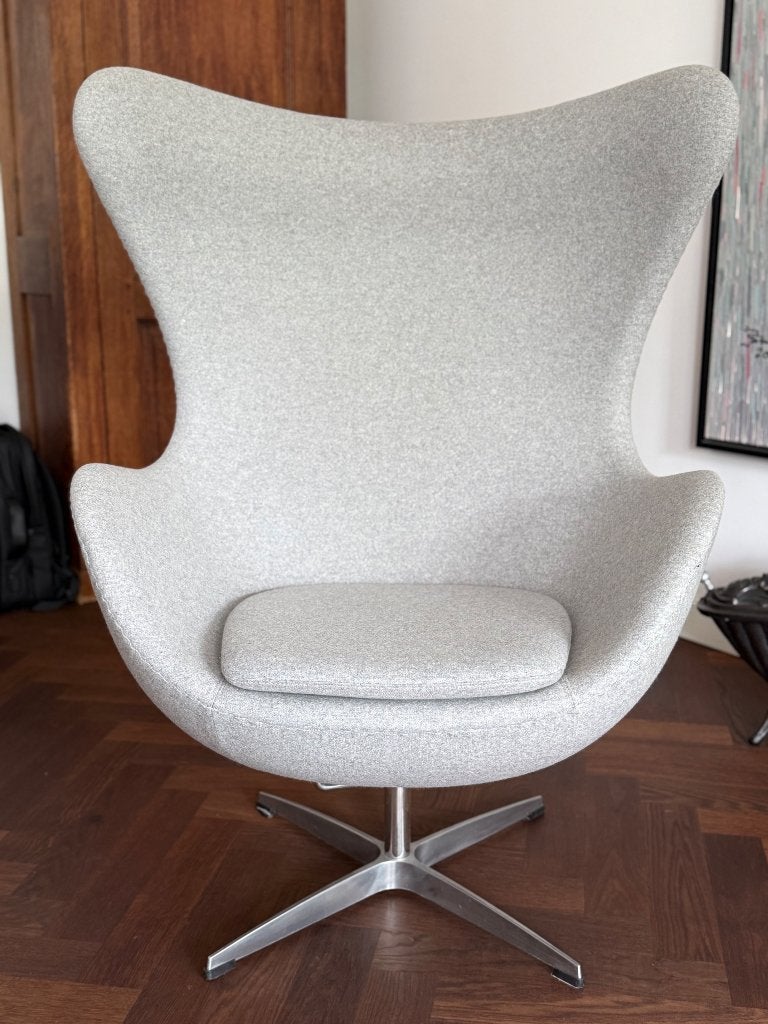 Fauteuil Flag chair (egg chair) + hocker, Ophalen, Gebaseerd op de beroemde egg chair van Arne Jacobsen, 75 tot 100 cm, Zo goed als nieuw