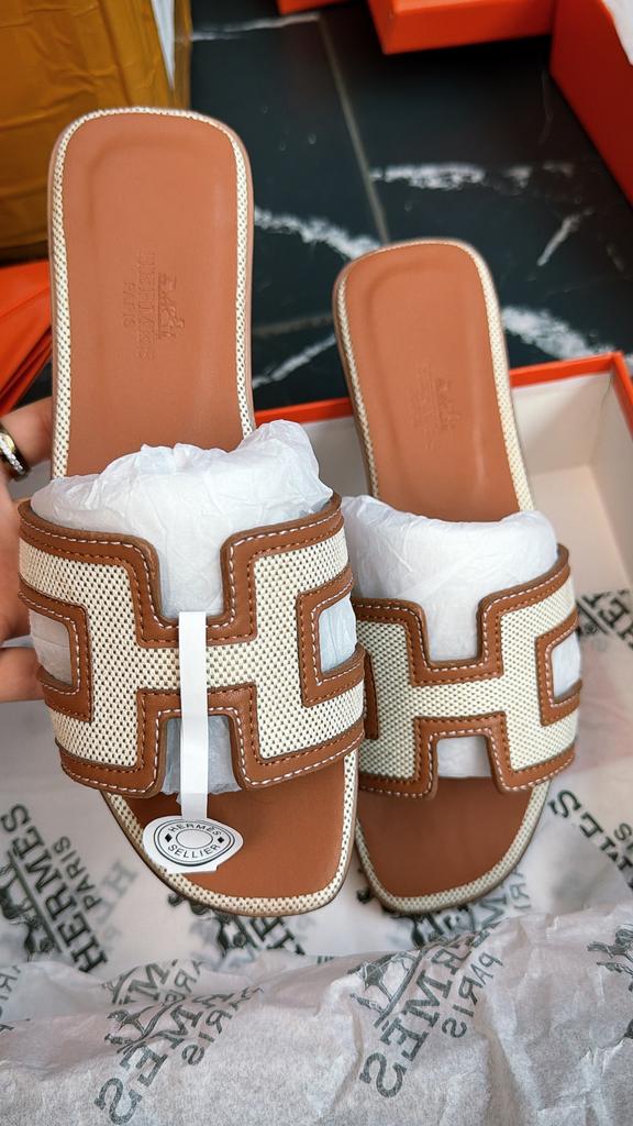 hermes slippers, Kleding | Dames, Schoenen, Ophalen of Verzenden, Nieuw, Bruin, Slippers