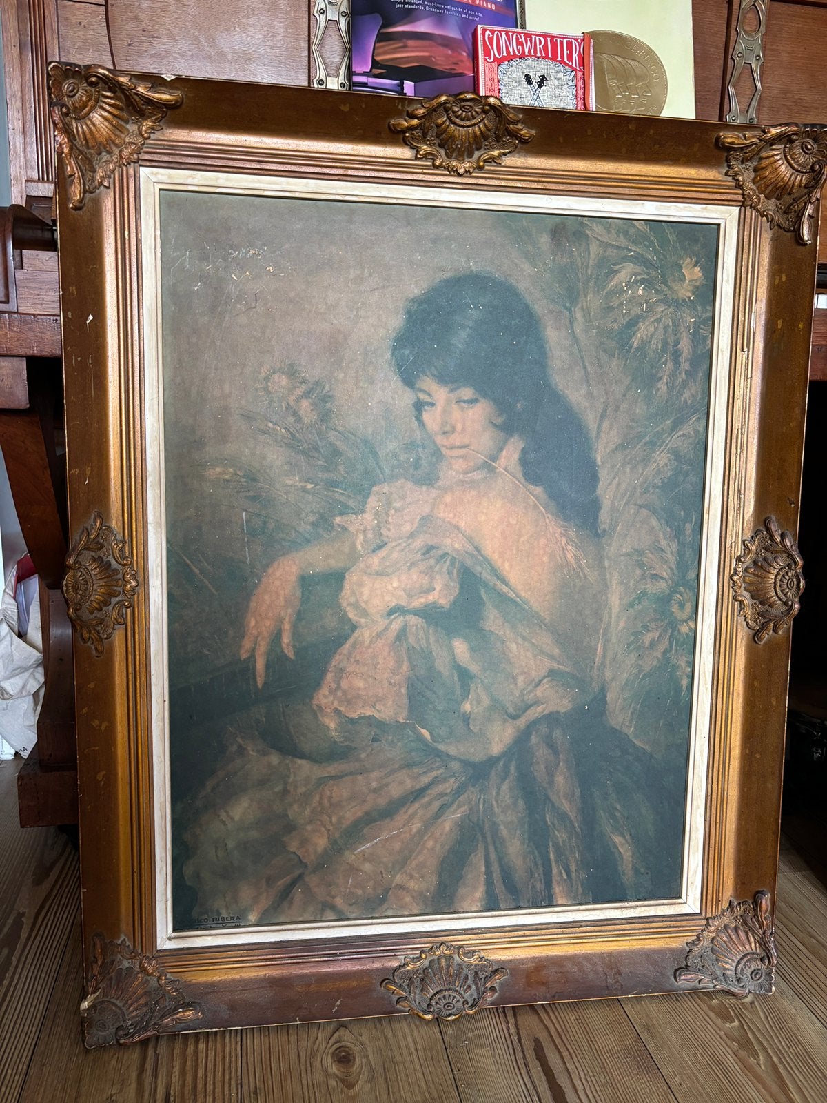 Vintage schilderij vrouw in gouden japon zware barok lijst, Antiek en Kunst, Ophalen, Portret of Personen, Bijzondere lijst, Print