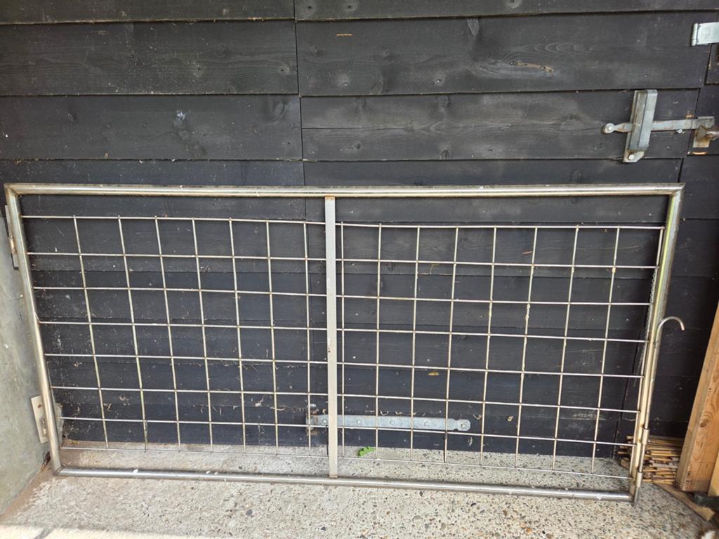 RVS metalen hekwerk met gaas, Tuin en Terras, Tuinhekken en Hekwerk, Met poort, Gebruikt, Ophalen of Verzenden, Gaashekwerk