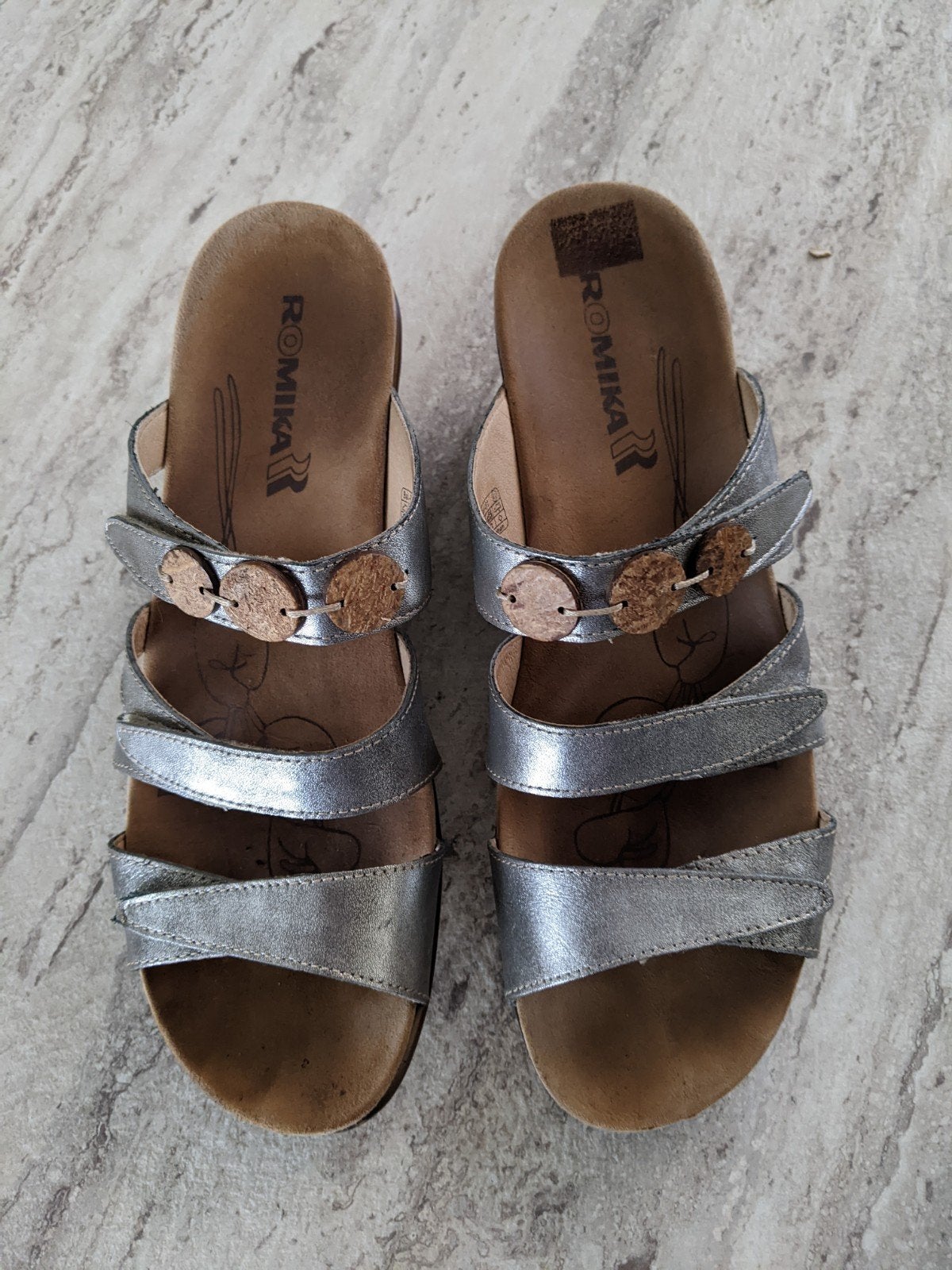 Dames slippers.merk: Romika. Kleur: zilverkleurig. Maar: 41:, Ophalen, Zo goed als nieuw, Meisje, Schoentjes