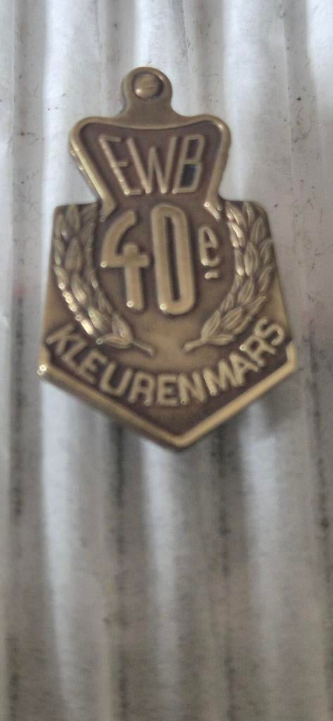 Speldje  E W B 40e Kleurenmars, Ophalen of Verzenden