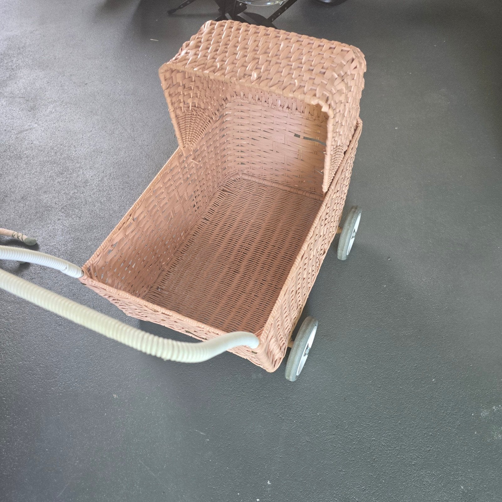 rieten poppenwagen olli ella - seashell pink roze, Ophalen, Gebruikt
