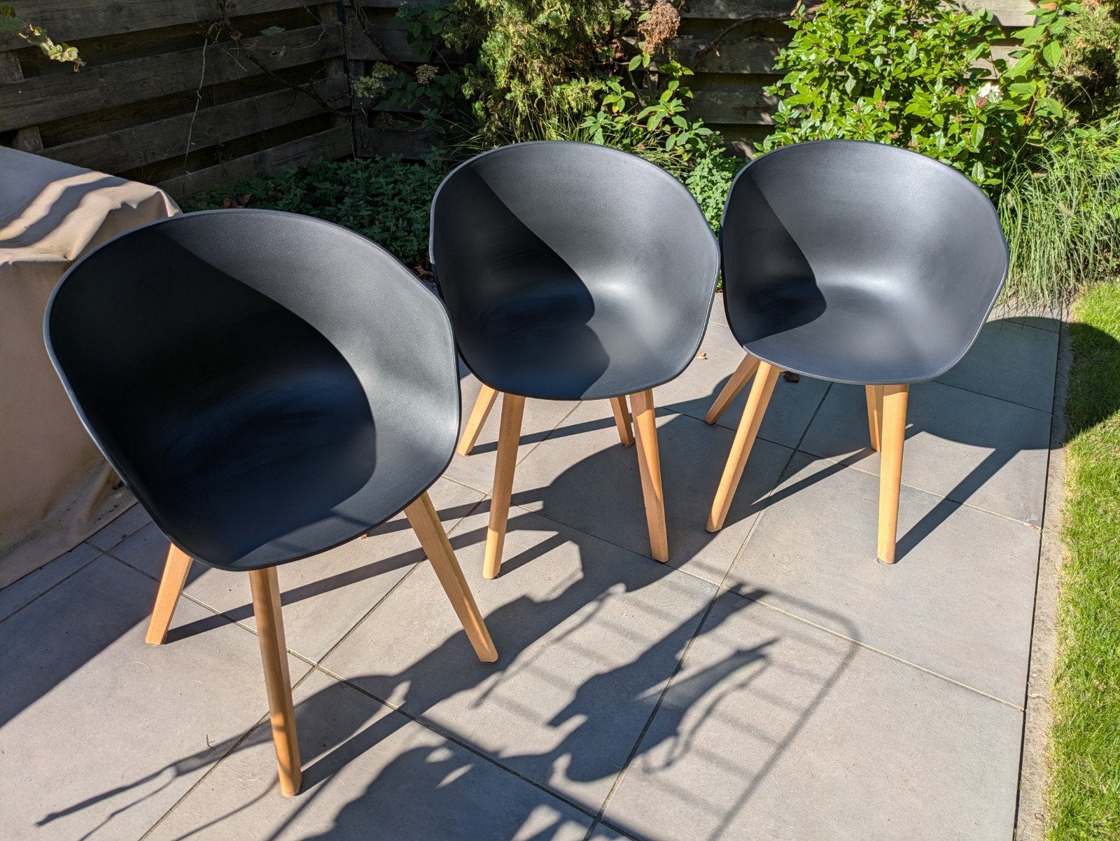 Set van 3 grafiet grijze/ zwarte kuipstoelen met houten pote, Zwart, Zo goed als nieuw, Ophalen, Hout