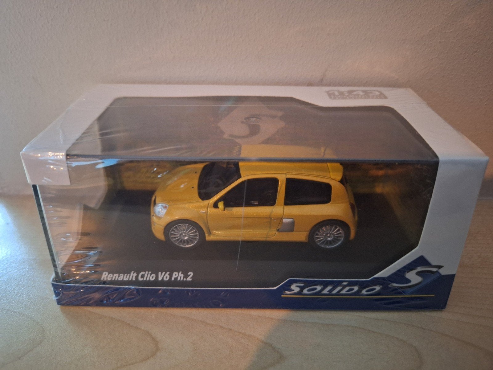Nieuw en Afgeprijsd wegens breuk boxje Renault Clio 1:43, Hobby en Vrije tijd, Modelauto's | 1:43, Solido, Auto, Solido, Nieuw
