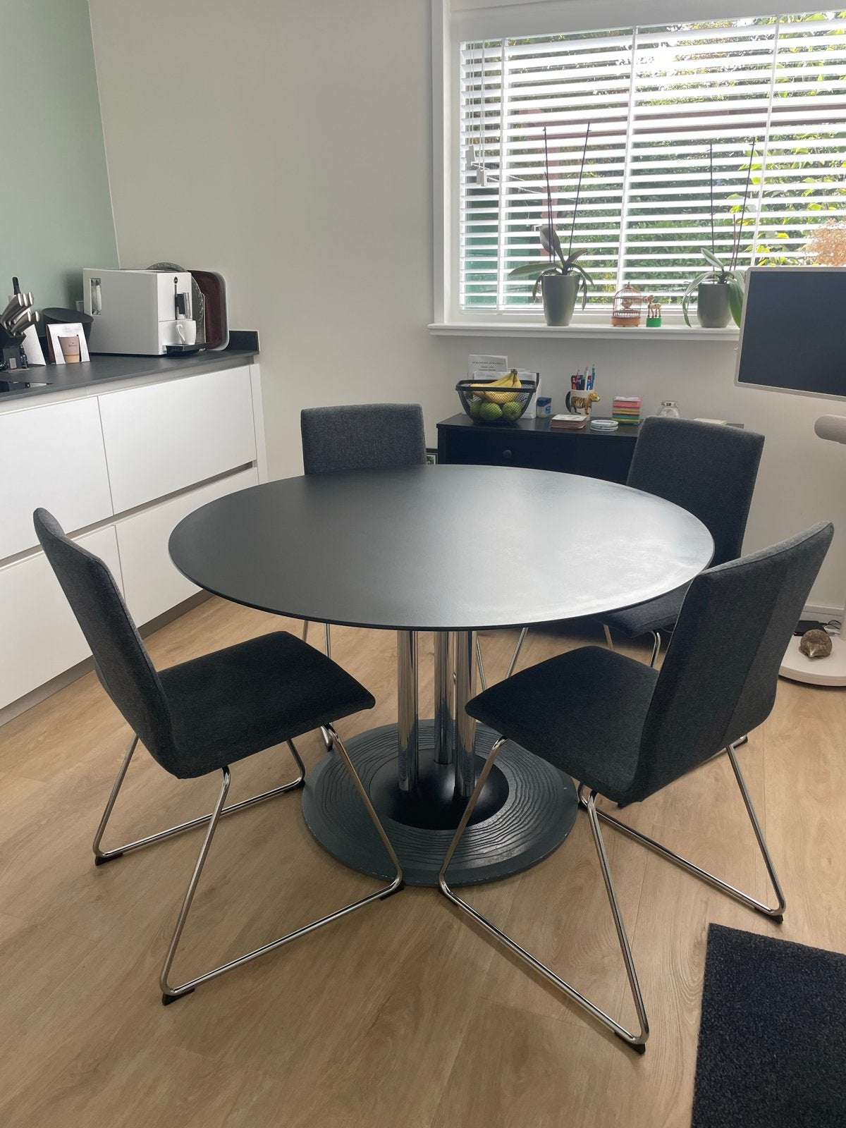 Leolux Eettafel - Rond, 120 cm zwart, Ophalen, Gebruikt, Rond, Vier personen