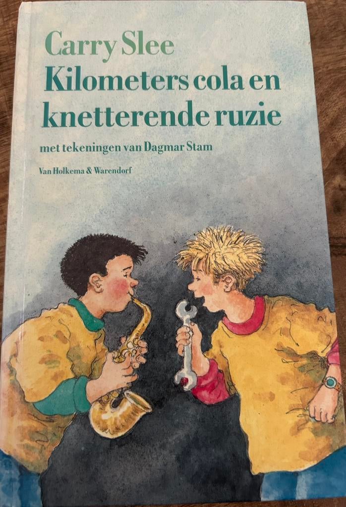 Kilometers cola en knetterende ruzie - Carry Slee, Ophalen of Verzenden, Gelezen