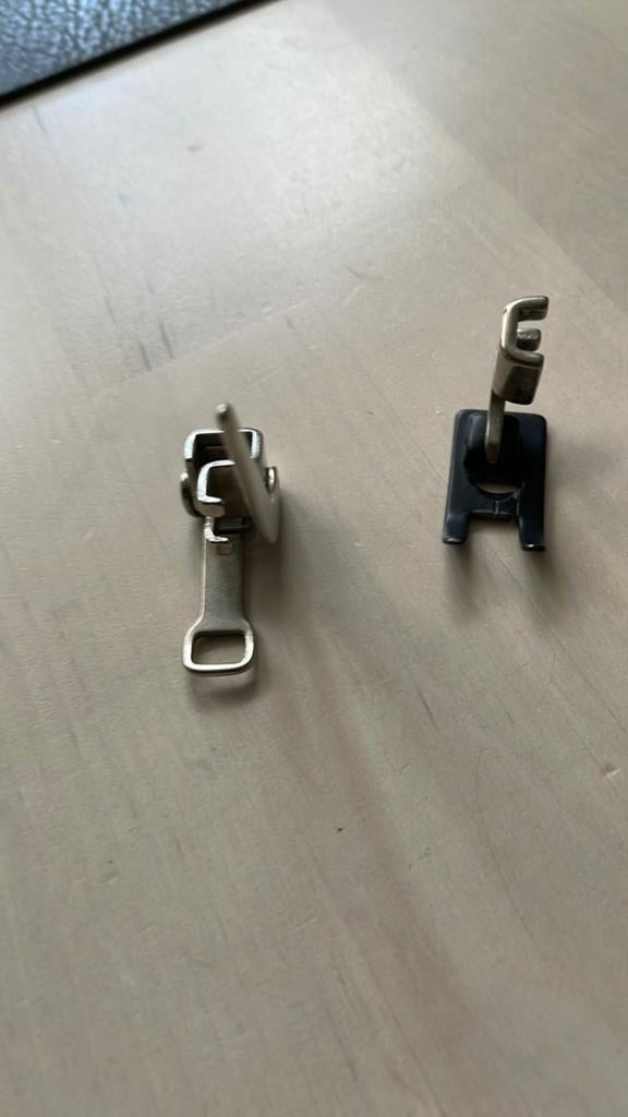2 ELNA LOTUS NAAIMACHINE VOETJES, Hobby en Vrije tijd, Naaimachines en Toebehoren, Ophalen, Gebruikt, Naaimachine, Overige merken