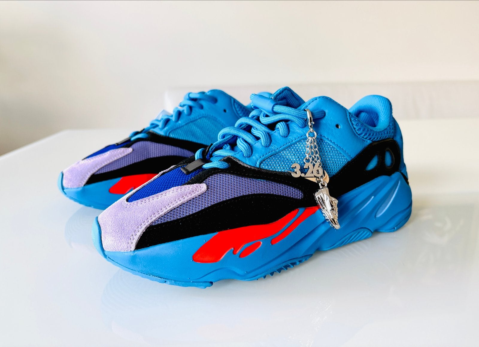 Adidas Yeezy Boost 700 Hi-Res Blue | 42 2/3, Ophalen, Nieuw, Blauw, Sneakers of Gympen
