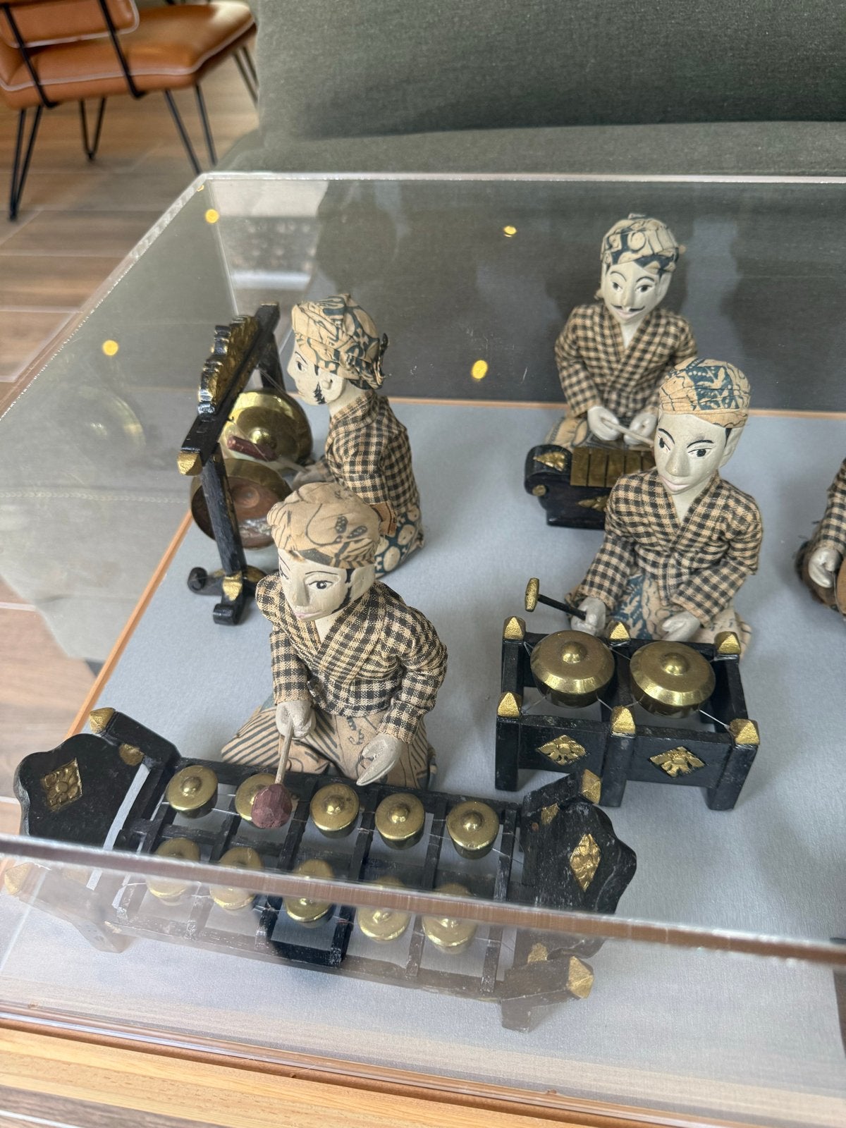 Set van 10 Indonesische Gamelan Poppen in Vitrine, Bruin, Handgemaakt, Indonesië, Pop