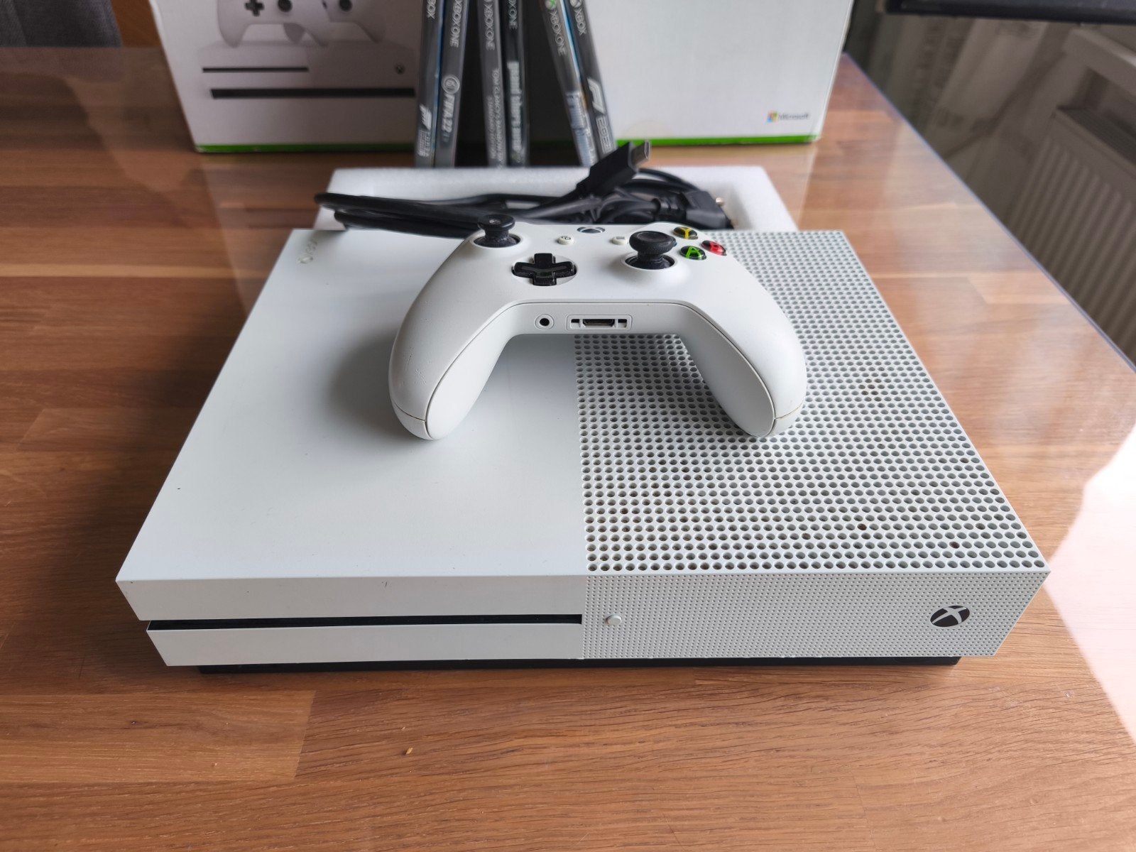 Xbox One S 1TB met controller en 6 games, 1 speler, Ophalen of Verzenden, Vanaf 3 jaar