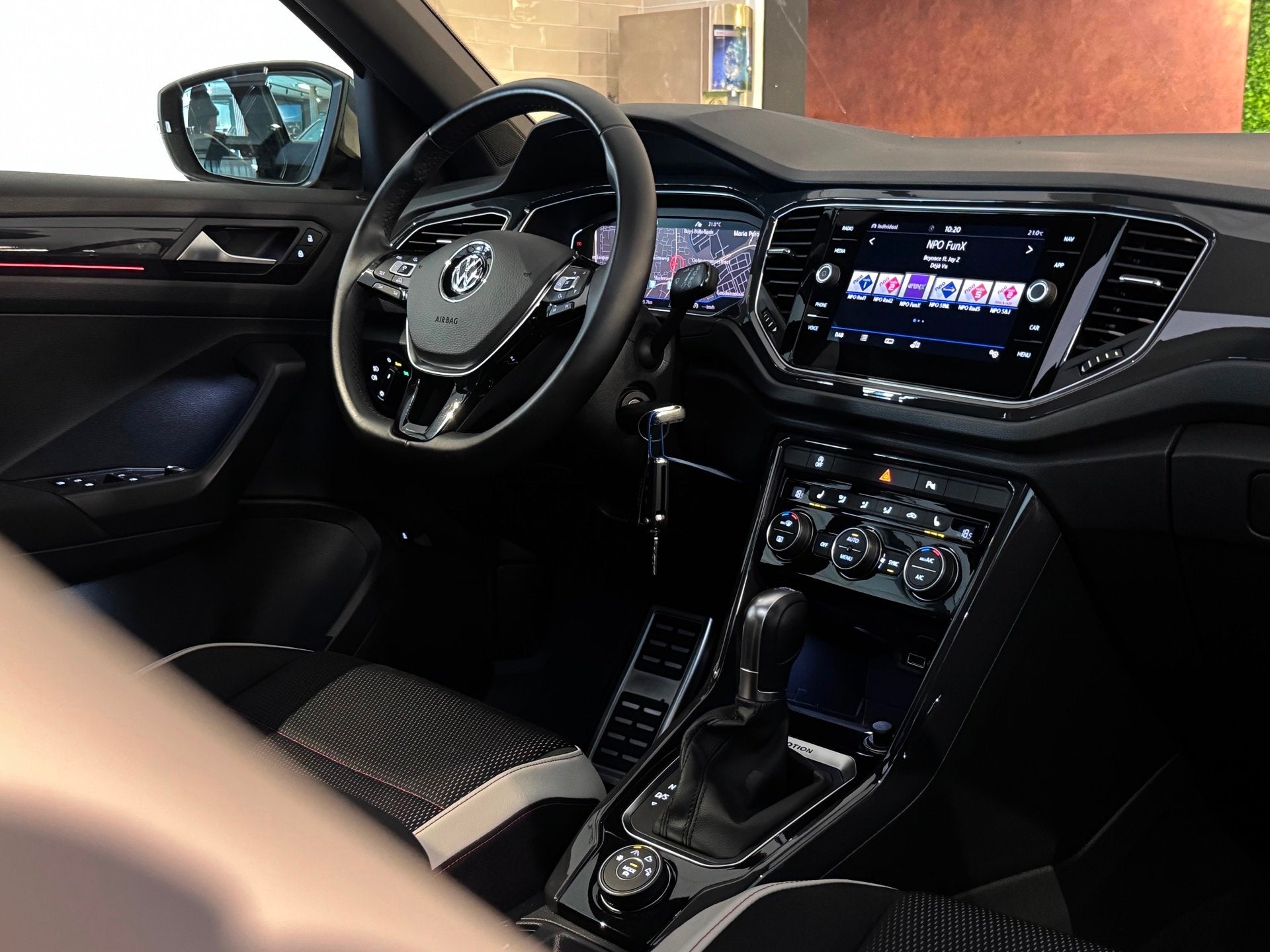 Volkswagen T-Roc 2.0 TSI 4MOTION SPORT 190 PK |PANO|VIRTUAL|, Automaat, Dealer onderhouden, Gebruikt, Zwart