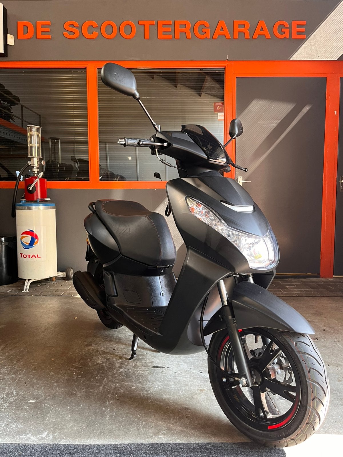 Peugeot kisbee snor 25km 2024, Peugeot, Gebruikt, Overige modellen, Benzine