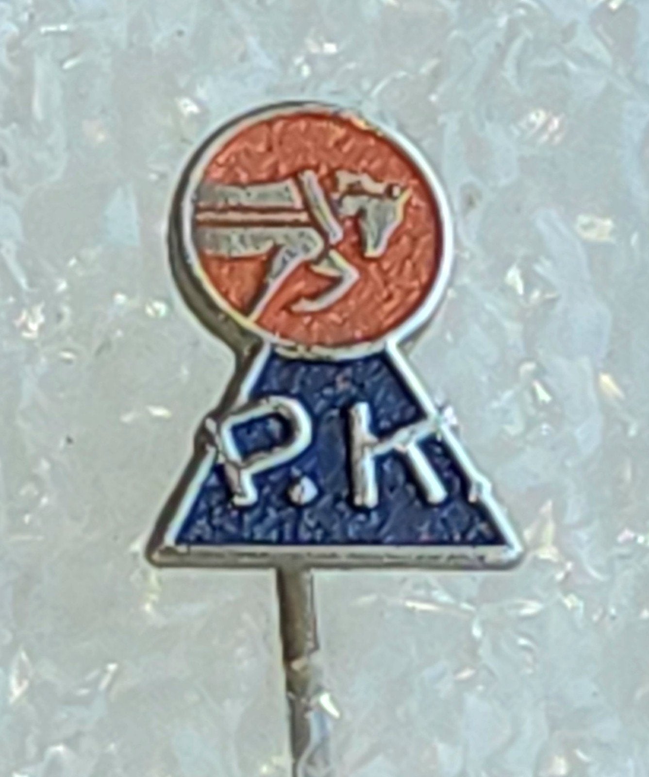 Vintage Speldje P.K. met paard en ruiter, Verzamelen, Speldjes, Pins en Buttons, Ophalen of Verzenden, Gebruikt, Overige onderwerpen