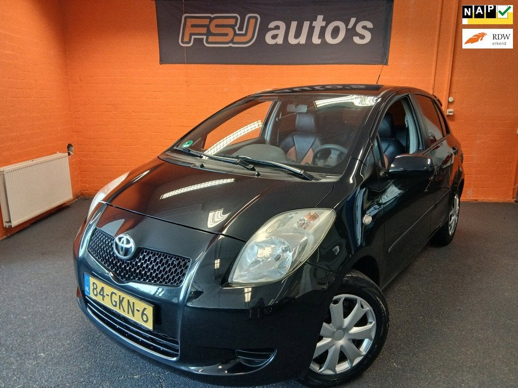 Toyota Yaris 1.0 VVTi + / 5 DEURS / SPORT / LEDER / TOPSTAAT, Auto's, Toyota, Voorwielaandrijving, Zwart, Bedrijf, Handgeschakeld