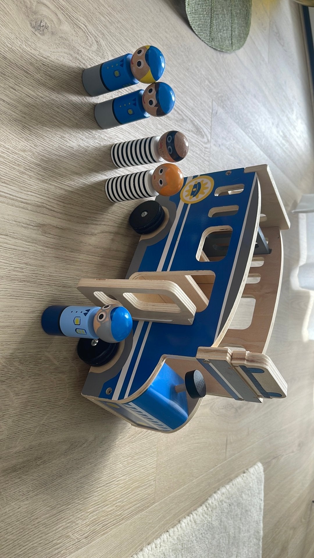 Houten politie Bus met politie en 3 boeven, Ophalen of Verzenden, Zo goed als nieuw