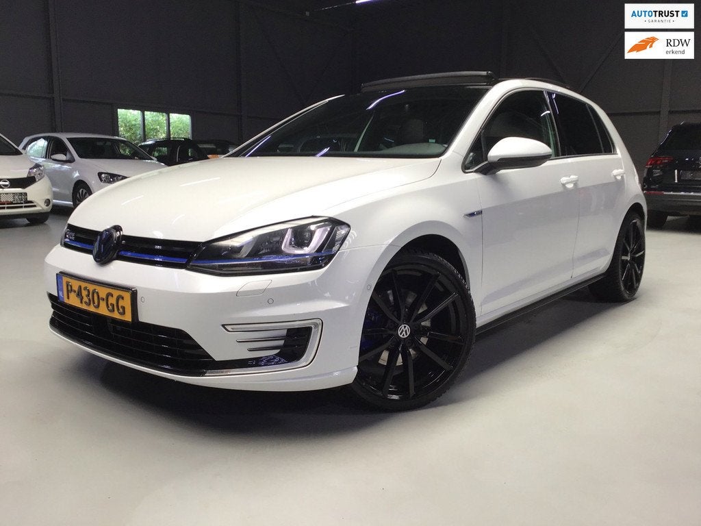 Volkswagen Golf 1.4 TSI GTE I Pano I Camera I Stoelverw I Na, Stof, Gebruikt, Euro 6, 4 cilinders