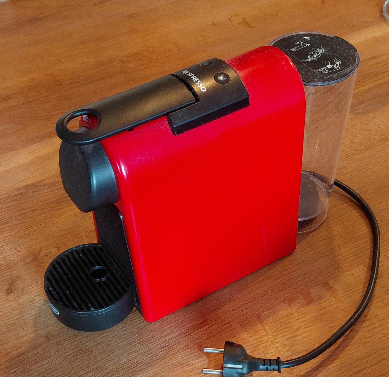 Foto 2 van Nespresso Essenza Mini - Rood - Zo goed als nieuw