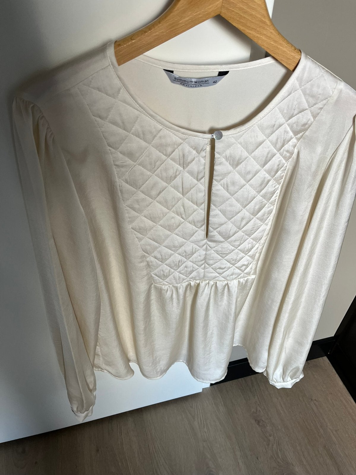Summum  glanzende blouse in cremekleur in maat 42., Ophalen of Verzenden, Gedragen, Maat 42/44 (L), Overige kleuren