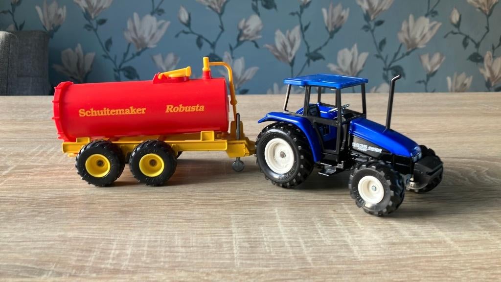 New Holland 5635 met schuitemaker giertank, Ophalen of Verzenden, Zo goed als nieuw, Tractor of Landbouw, SIKU