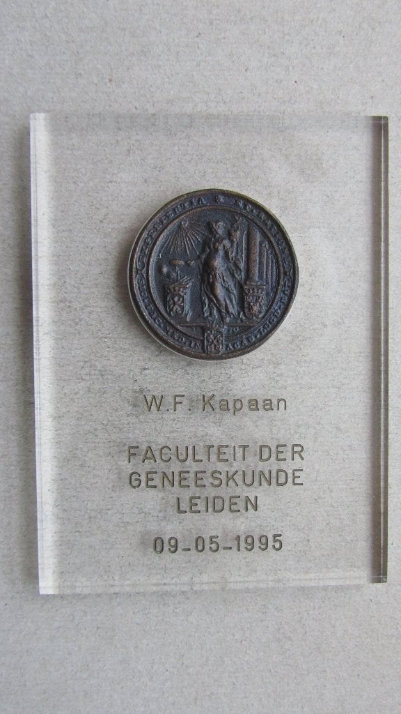 Leiden perspex plaatje met penning universiteit, Ophalen of Verzenden, Overige materialen, Nederland
