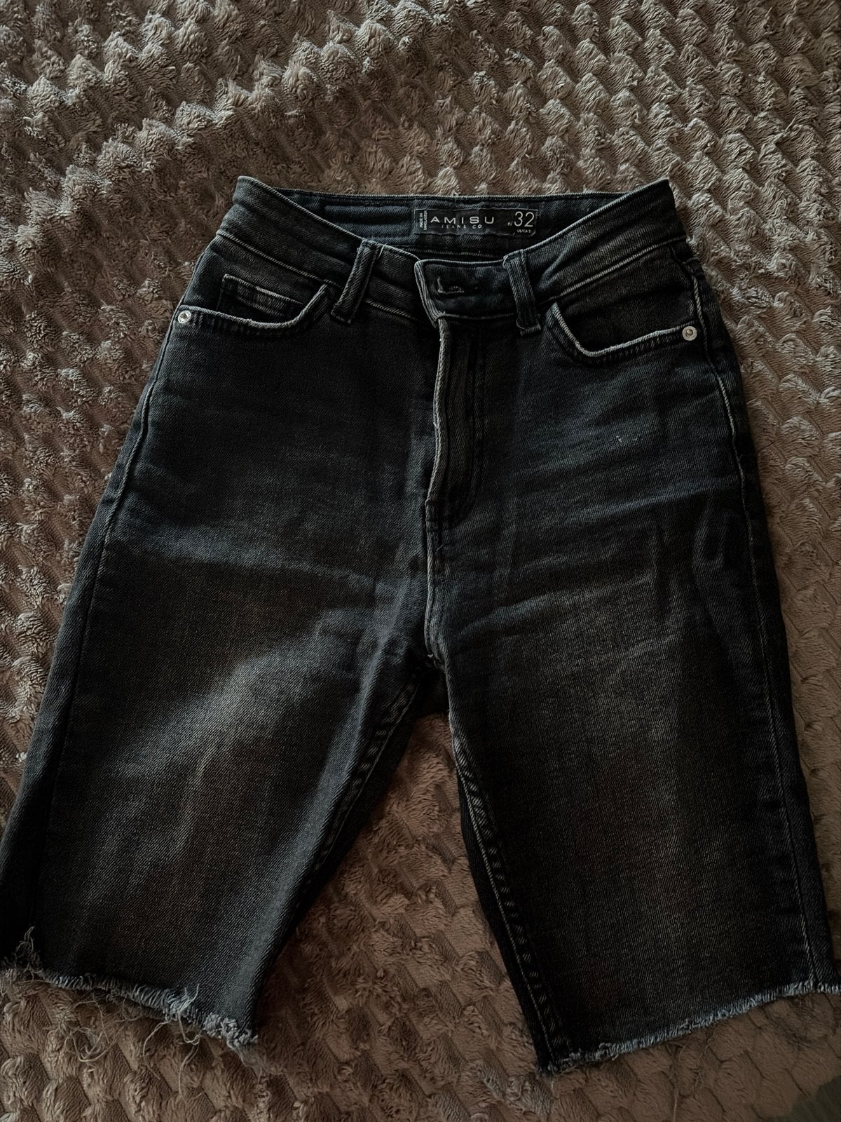 Zwarte denim bermuda shorts van Amisu, maat 32, Zwart, Ophalen of Verzenden, Zo goed als nieuw, Driekwart