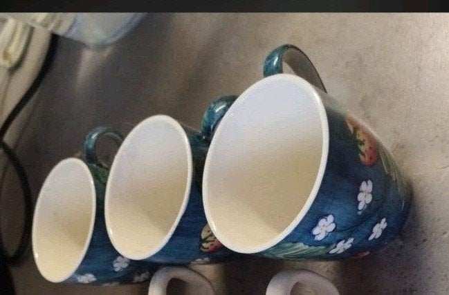 vic's koffiekopjes 3 stuks, Ophalen of Verzenden, Aardewerk, Overige stijlen, Kop(pen) en/of Schotel(s)