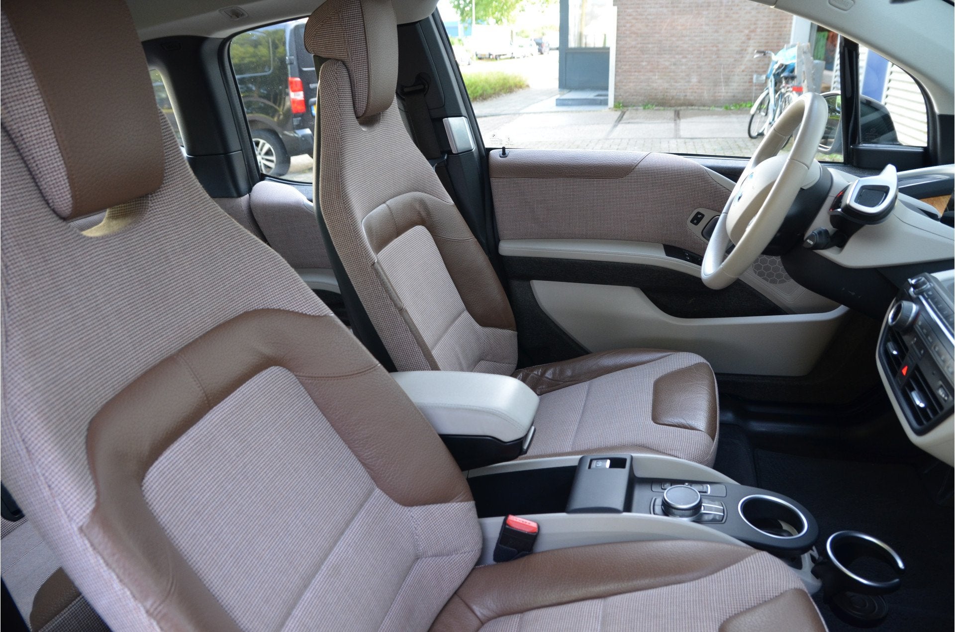 BMW i3 S 120Ah 42 kWh Warmtepomp, AppleCarplay (bj 2021), Auto's, Automaat, Achterwielaandrijving, Gebruikt, Beige